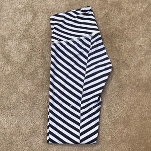 Teeki - size small leggings.